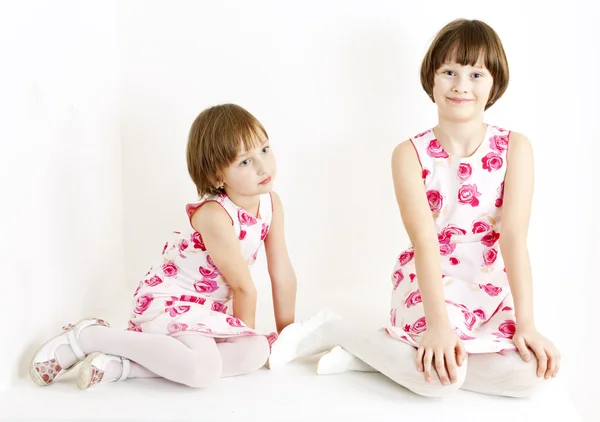 Två systrar bär liknande klänningar — Stockfoto