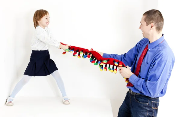 Pai brincando com sua filha — Fotografia de Stock
