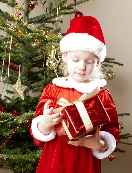 Noel Baba Noel hediyesi küçük kız — Stok fotoğraf