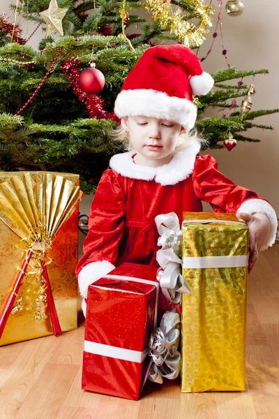 Petite fille comme Père Noël avec des cadeaux de Noël — Photo