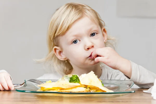 ケサディージャを食べる少女 — ストック写真