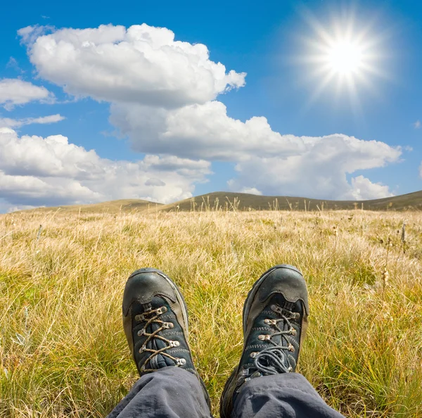 Buty pieszych wędrówek w górach łąka — Zdjęcie stockowe