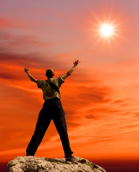 Homem figura sob a luz do sol — Fotografia de Stock