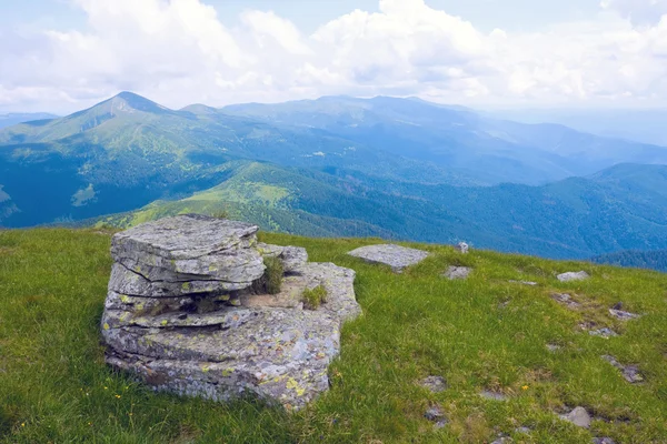 Kámen na vrcholu hory — Stock fotografie