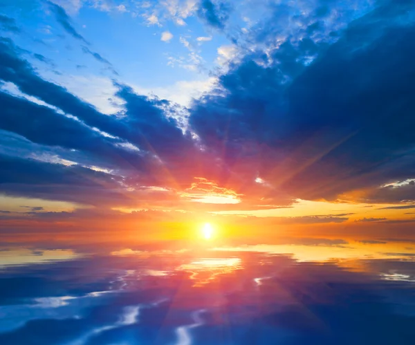 Гарний захід сонця над водою — стокове фото
