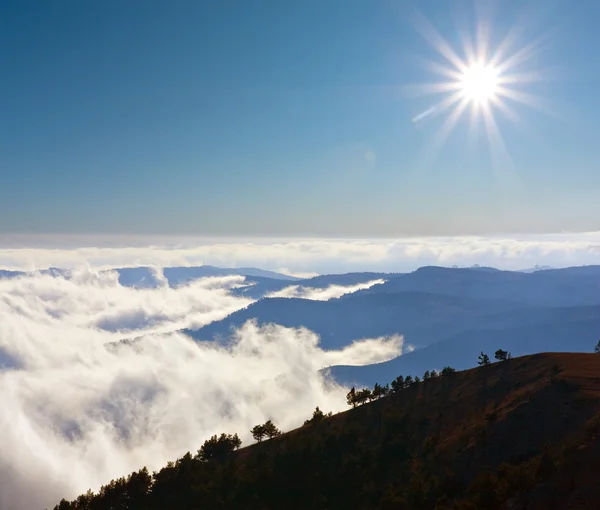 Scena di montagna con sole sulle nuvole — Foto Stock