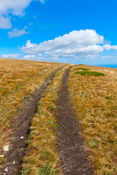 UNC-pad op de berg veld in mooie dag — Stockfoto