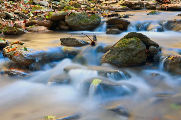Modrá voda horského potoka — Stock fotografie