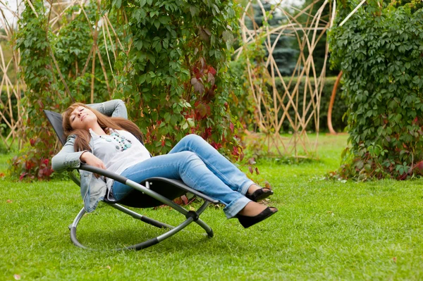 Mulher descansando em um parque — Fotografia de Stock