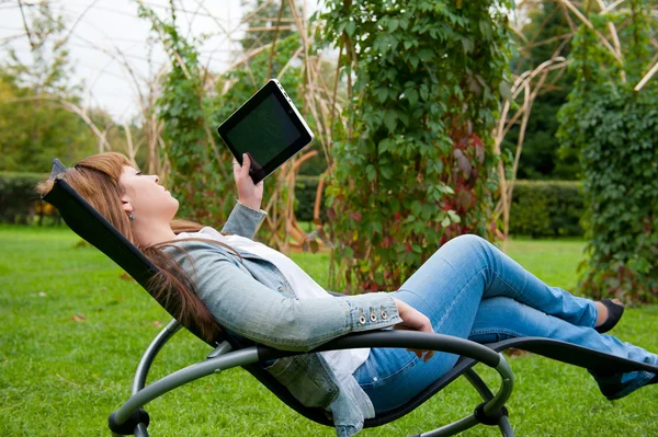 Młoda kobieta, czytanie w komputerze typu tablet — Zdjęcie stockowe