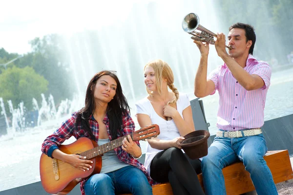 Mladí přátelé hrát na kytaru a trubku — Stock fotografie