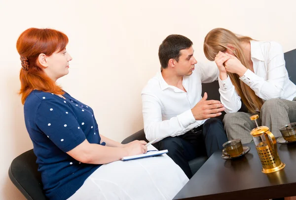 Małżeństwo konsultuje się w psychologa — Zdjęcie stockowe