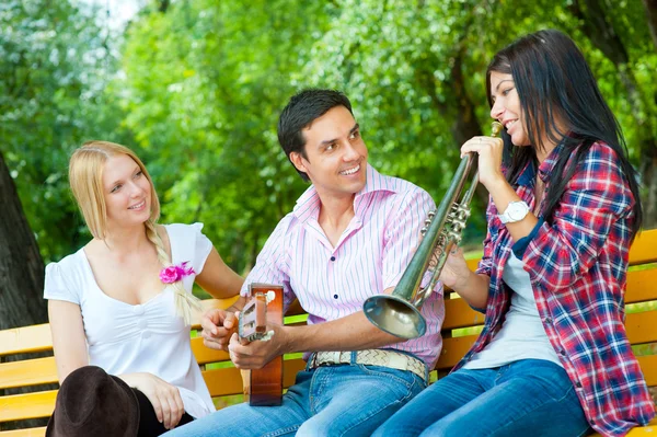 Jóvenes amigos tocan la guitarra y la trompeta — Foto de Stock