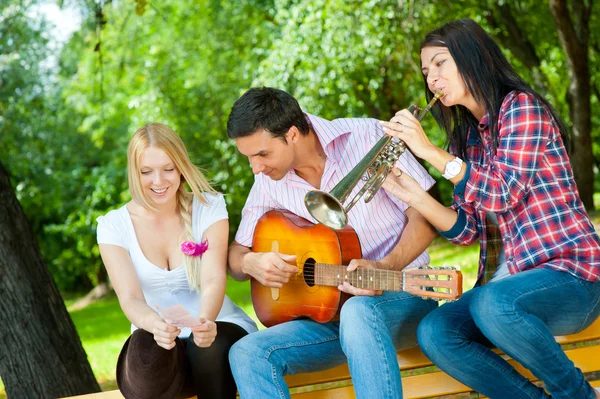 Junge Freunde spielen Gitarre und Trompete — Stockfoto