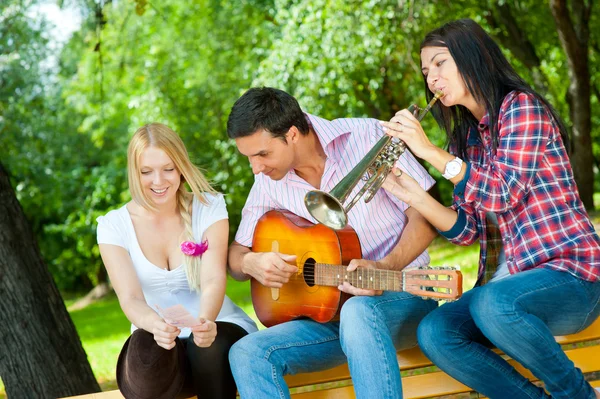 Jóvenes amigos tocan la guitarra y la trompeta — Foto de Stock