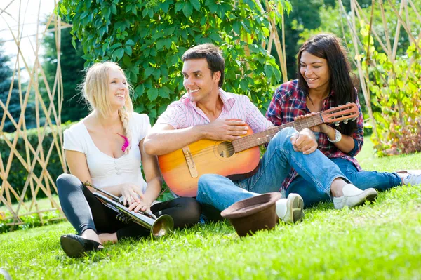Mladí přátelé hrát na kytaru a trubku — Stockfoto