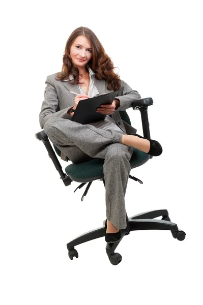Jovem empresária siiting na cadeira de escritório — Fotografia de Stock