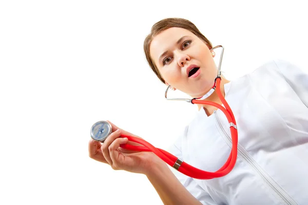 Удивлённая медсестра проводит медицинское обследование — стоковое фото