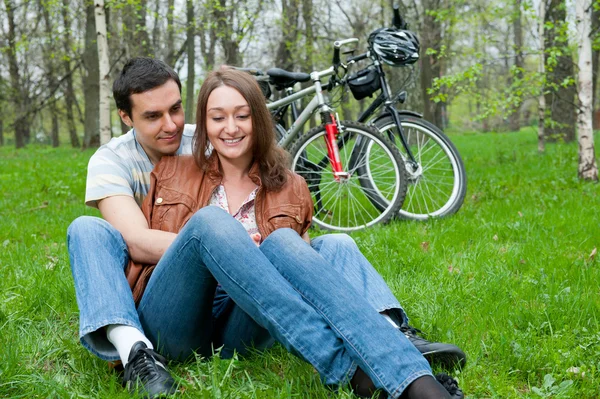 年轻情侣在公园休息 — 图库照片