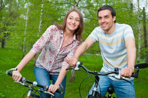 快乐的年轻夫妇骑自行车 — 图库照片