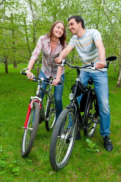 Boldog fiatal pár biciklizés — Stock Fotó