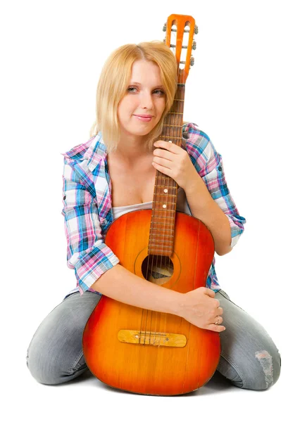 Дівчина з гітарою сидить на білому — стокове фото