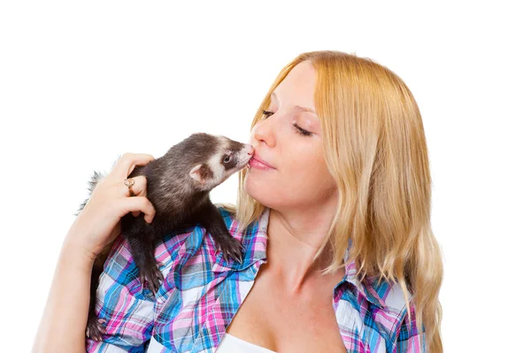 Meisje kussen een ferret — Stockfoto