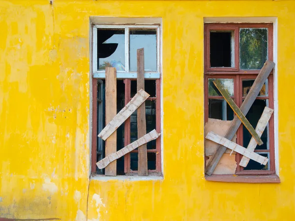 Dos ventanas tapiadas —  Fotos de Stock