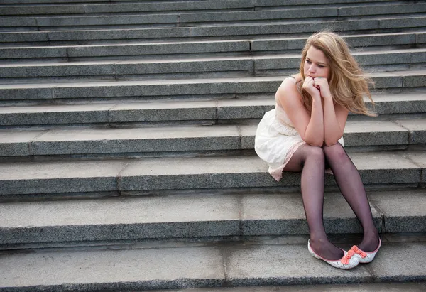 Trauriges einsames Mädchen sitzend — Stockfoto