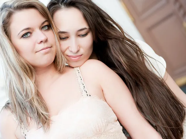 Две молодые красивые обнимающиеся девушки — стоковое фото