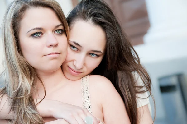 Twee jonge mooie knuffelen meisjes — Stockfoto
