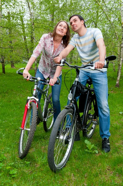 Boldog fiatal pár biciklizés — Stock Fotó