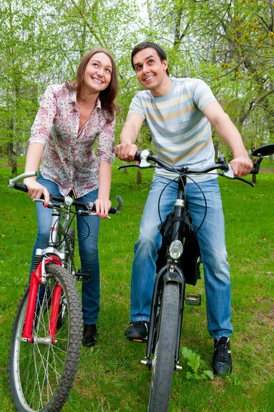 Felice giovane coppia equitazione Biciclette — Foto Stock