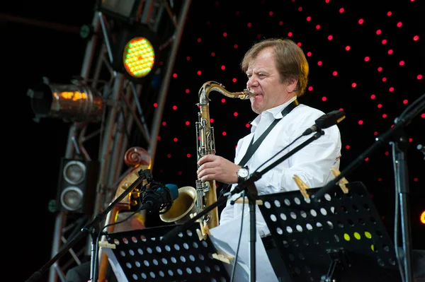 El músico de jazz ruso Igor Butman interpreta —  Fotos de Stock