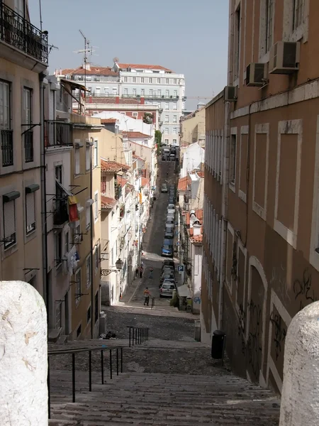 Strada nel centro storico di Lisbona, Portogallo — Foto Stock