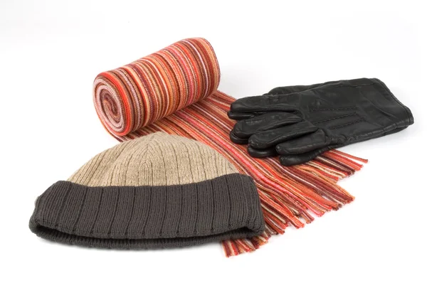 Пышный многоцветный шерстяной шарф, шапочка анг черные перчатки на белом фоне — стоковое фото