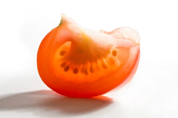 Fatias de tomate, lóbulos no branco — Fotografia de Stock