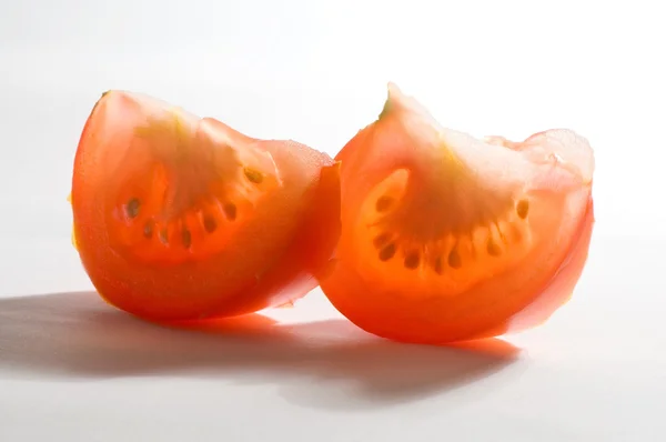 Tranches de tomates, lobules sur le blanc — Photo