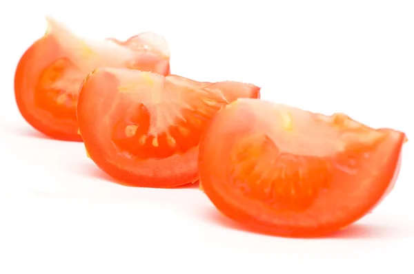 Fatias de tomate, lóbulos no branco — Fotografia de Stock