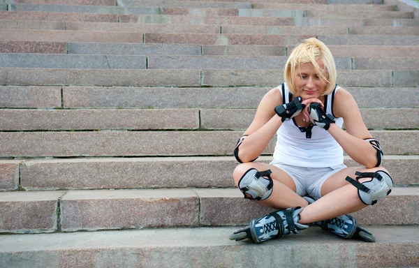Junge Frau trägt Rollschuhe — Stockfoto