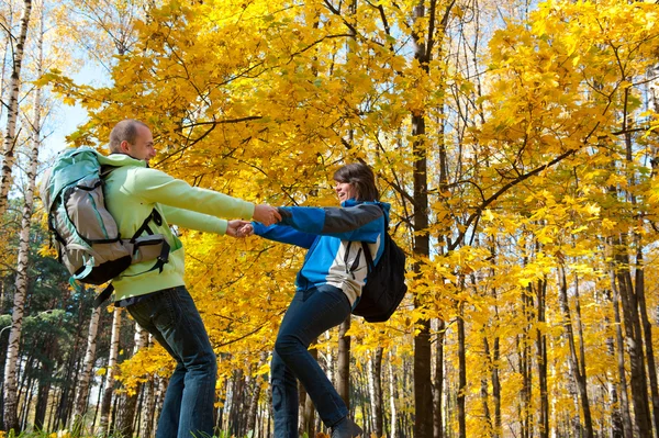 Szczęśliwa młoda para z plecakami w parku — Zdjęcie stockowe