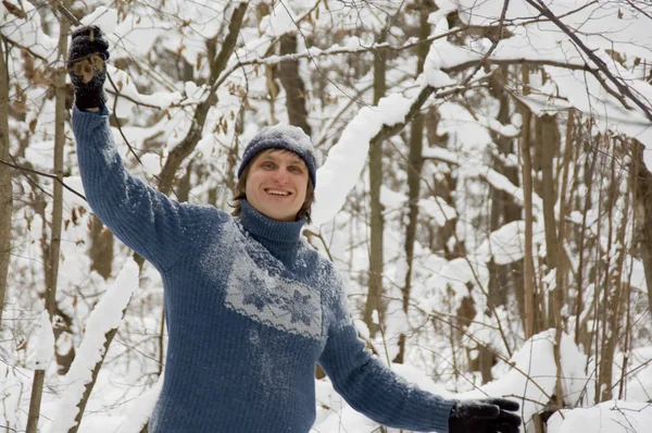 Man in het winterwoud — Stockfoto