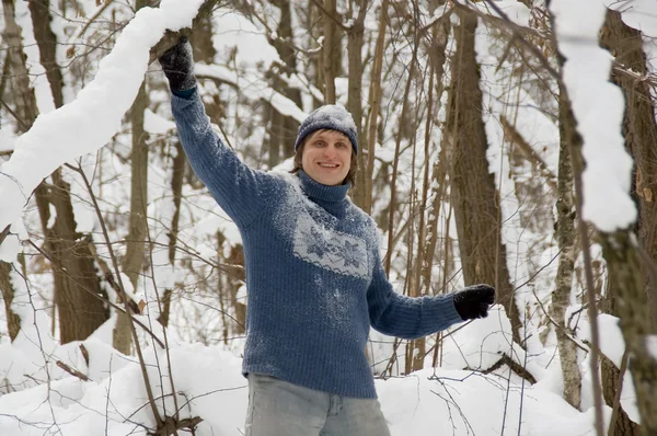Homem na floresta de inverno — Fotografia de Stock