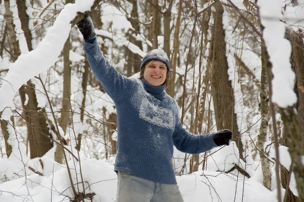 Man in het winterwoud — Stockfoto