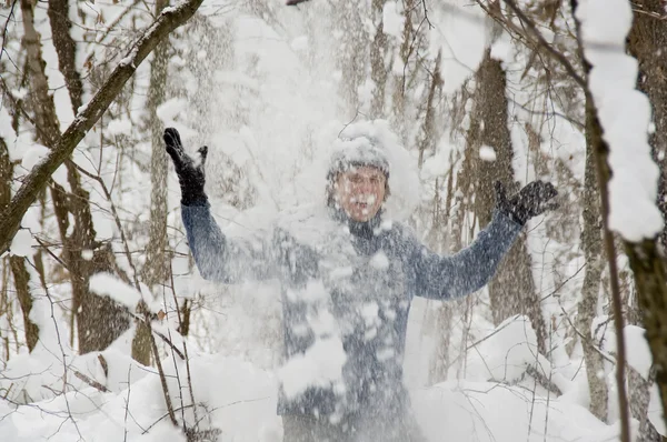 Άνθρωπος στο χειμερινό δάσος — Φωτογραφία Αρχείου
