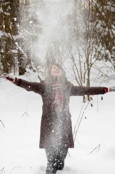 겨울 숲에서 젊은 여자 — 스톡 사진