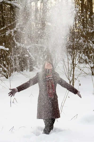 Młoda kobieta w lesie zimą — Zdjęcie stockowe