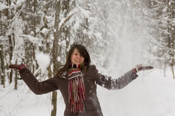 Νεαρή γυναίκα στο δάσος το χειμώνα — Φωτογραφία Αρχείου