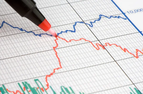 Penna visar diagrammet på finansiella rapport eller magazine — Stockfoto