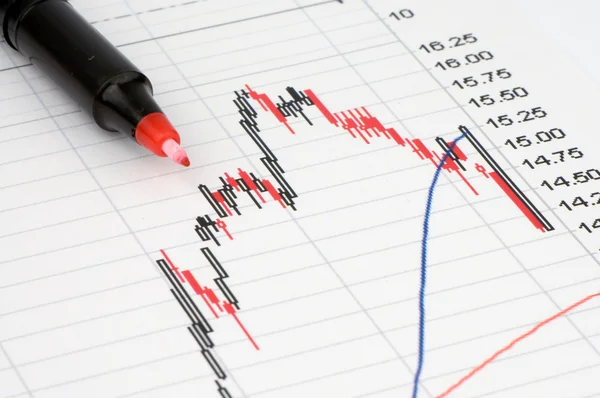 Ручка, що показує діаграму фінансового звіту або журналу — стокове фото